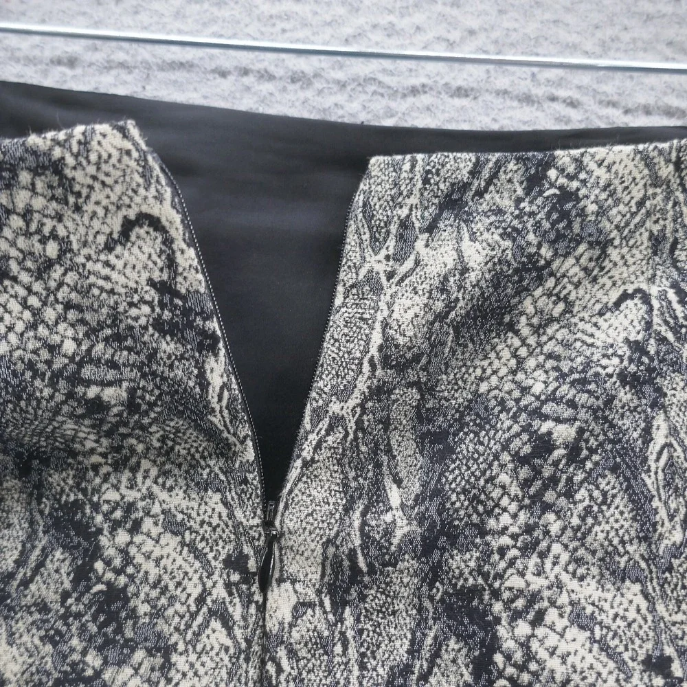 Talbots Womens Grey Snakeskin Print Pencil Skirt Size 12 Lined Back Vent VN4889